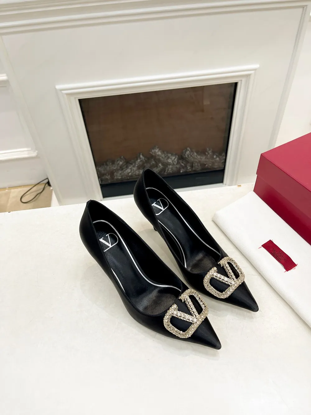 👟👟Ex-factory price 440👟👟 Genuine leather sole +40 Top version 𝑉𝐴𝐿𝐸𝑁𝑇𝐼𝑁𝑂 Valentino new spring and summer women's 8-color single shoes [Latest rhinestone buckle] brings out a full sense of luxury, and the new season will live up to expectations! Worth buying ★Absolutely high-grade❥Original method, Absolute sensibility❥Elegant style, No-frills walking artifact Code number: 35-41 (34-42 customized) Fabric: Imported silk Lining: Sheepskin lining Heel height: 4cm～7.5cm2⃣️A choice of leather outsole Rubber outsole